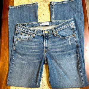 Women Levi’s 518 super low size 9m